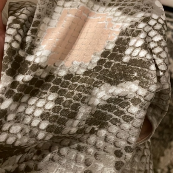 Kenneth Cole NY women’s snakeskin python jersey rushed top sleeveless neutral M - Picture 12 of 14